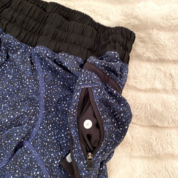 Lululemon Womens Shorts Retired Size 4 - Picture 2 of 4